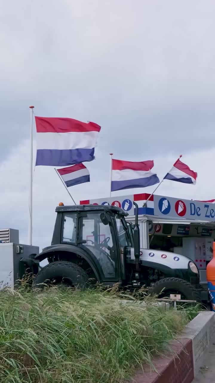 해변에 있는 네덜란드 트랙터