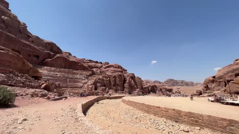 Valle-De-Petra-En-Wadi-Musa,-Jordania-Con-El-Tesoro-En-Medio-De-Un-Paisaje-Rocoso-Y-Montañoso,-Patrimonio-De-La-Unesco,-Antiguo-Reino-Nabateo-4k-Establecer-Tiro