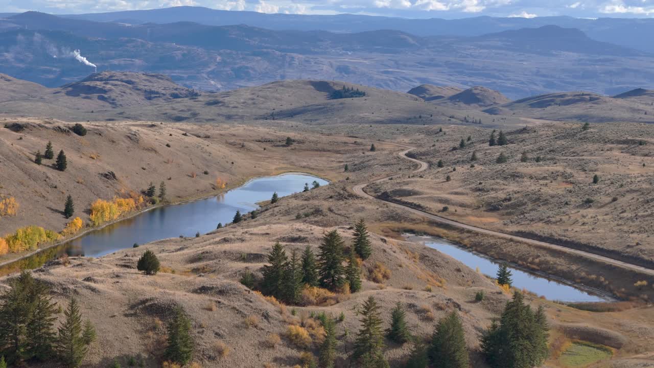над головой, полузасушливая пустыня и захватывающие дух луговые холмы