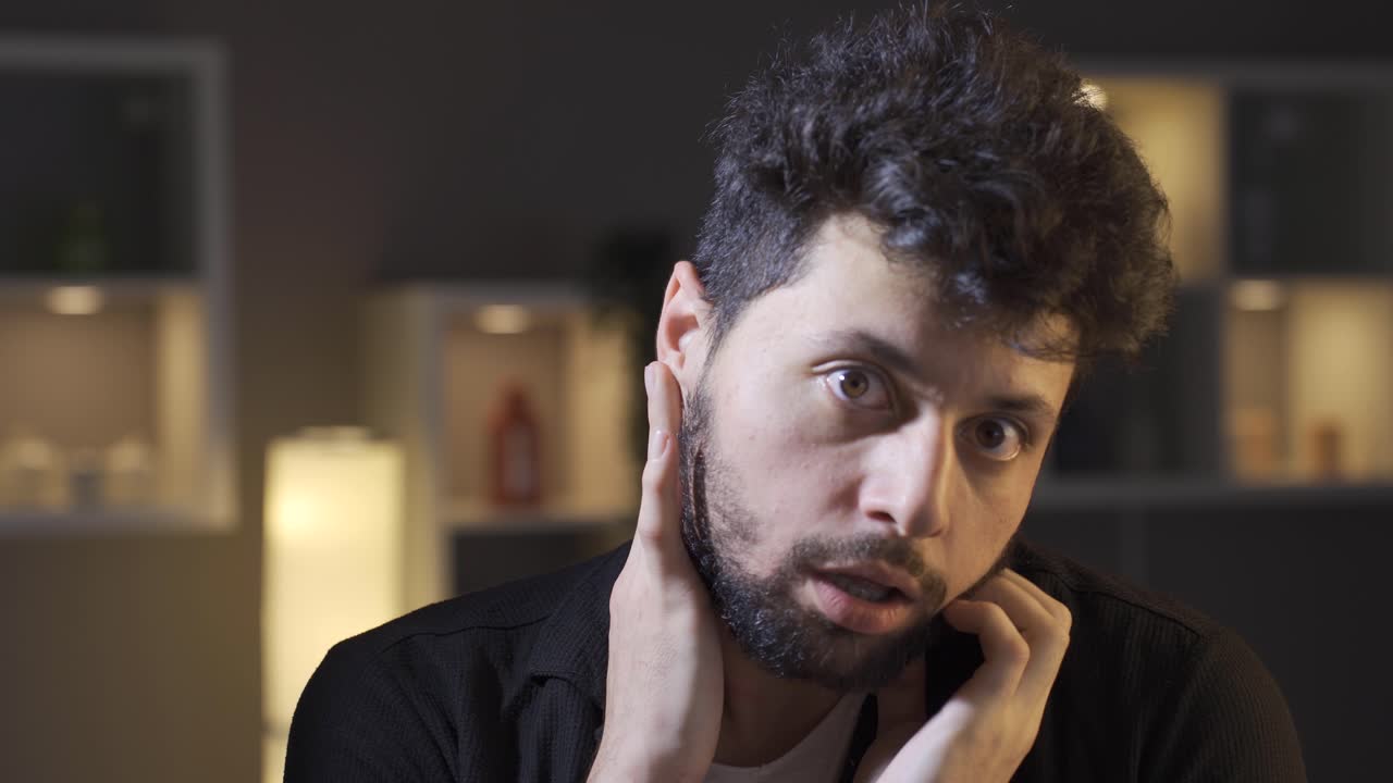 un hombre con una enfermedad mental mira a la cámara. un hombre loco.