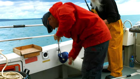 Pescadores-Pescando-Desde-El-Barco