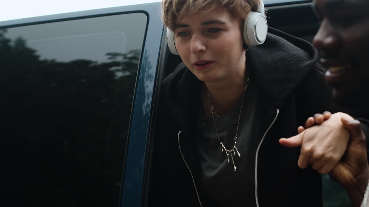 banda de rock llegando al destino