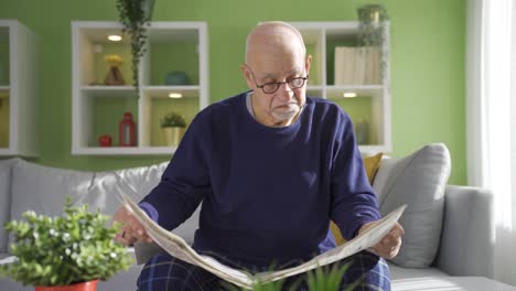 el anciano está leyendo el periódico en casa, está sorprendido por las noticias, está feliz y triste.