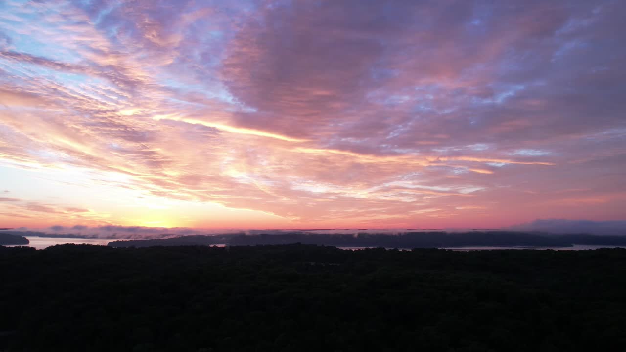 해질녘 먼로 호수 위를 지나가는 분홍 구름의 시간 경과