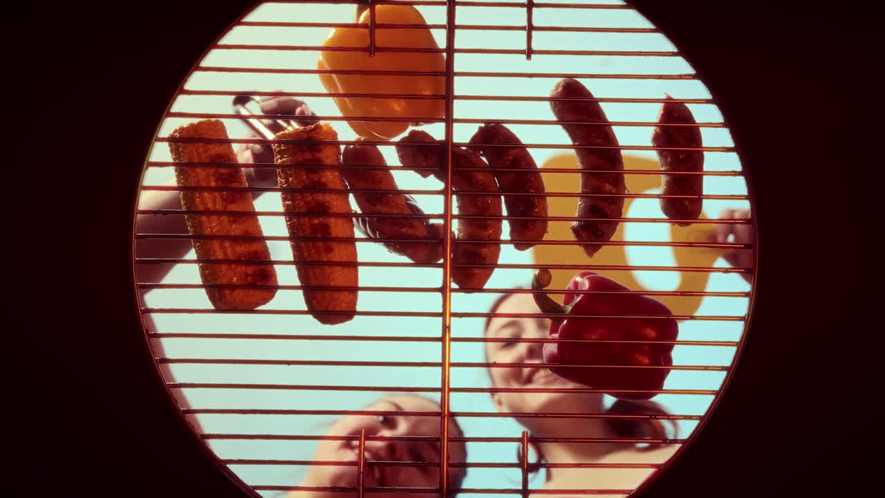 amigos disfrutando de una barbacoa de verano