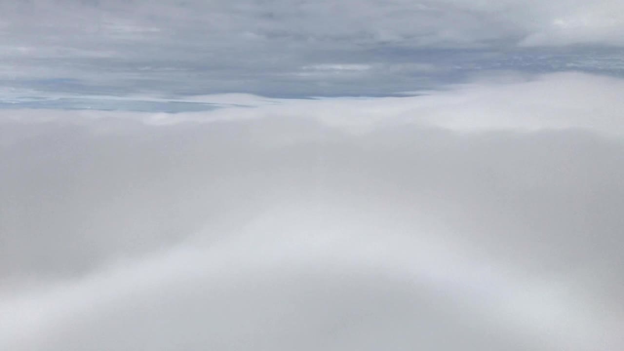 vista de las nubes desde la ventana del avión