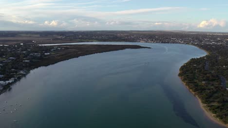 Imágenes-Aéreas-Que-Miran-Río-Arriba-Cerca-De-La-Desembocadura-Del-Río-Barwon-En-Barwon-Heads,-Victoria,-Australia