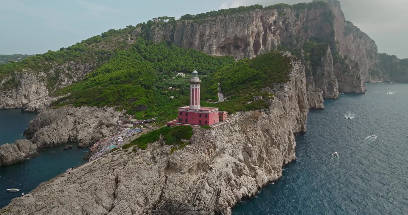 Scatto panoramico del faro di Punta Carena, Capri, Italia.
