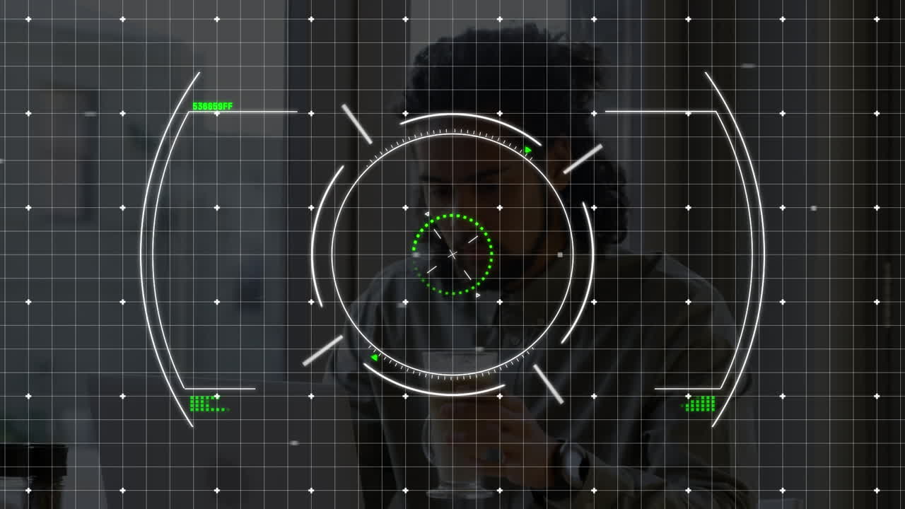 animación de escaneo de alcance sobre hombre biracial tomando café mientras trabaja en la oficina.