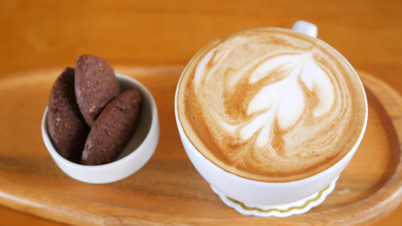 나무 트레이 에 있는 쿠키 와 함께 카푸치노