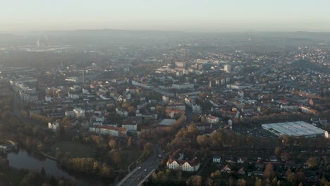 toma de drones del paisaje urbano de kassel en una hermosa luz solar suave y cubierta de niebla