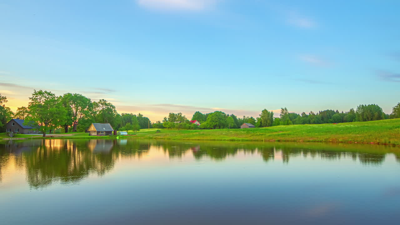 활기찬 초록색  ⁇ 으로 둘러싸인 평화로운 연못의 타임  ⁇ 스와 흐린 구름이 떠다니며, 빛과 색이 바뀌고 있습니다.
