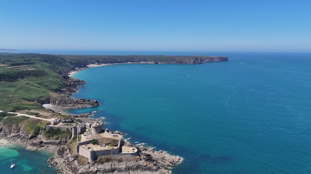 Castello di Fort La Latte che si affaccia sul mare blu, Bretagna, Francia. Rivelazione con drone.