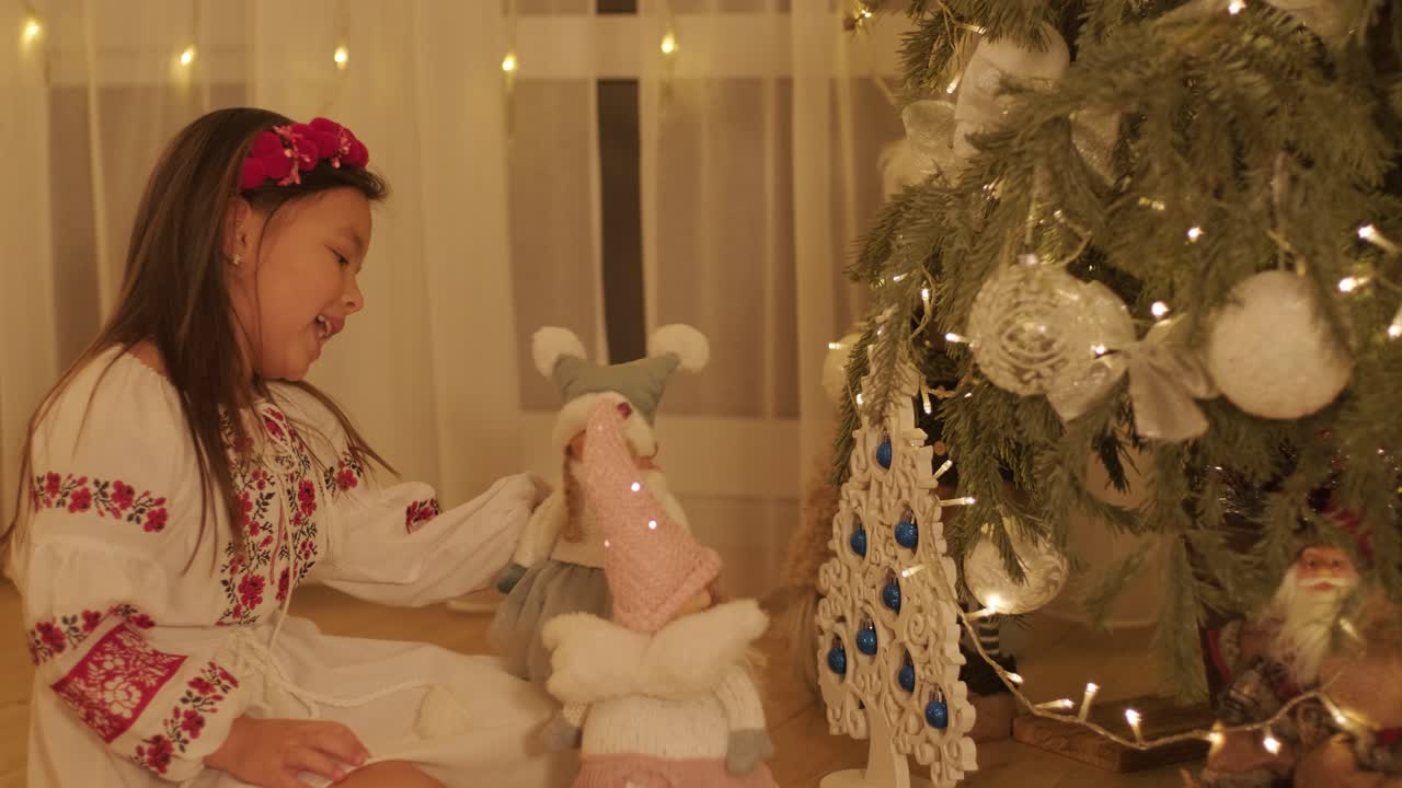 madre e hija preparándose para la celebración de navidad