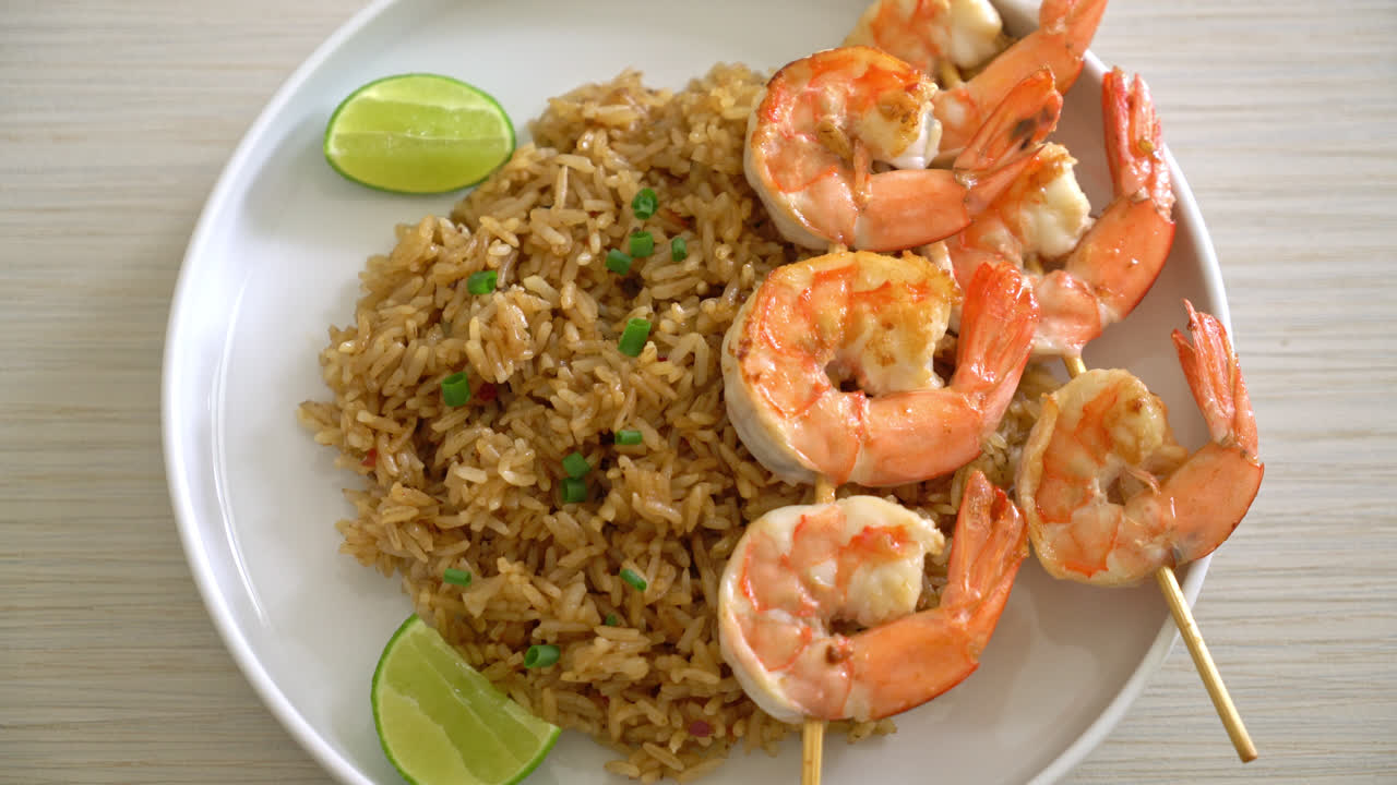 arroz frito con gambas o brochetas de langostinos