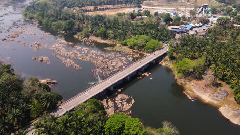 nieuwe vettilapara-brug met dichte palmbomenplantages in de rivier de chalakkudy, thrissur, kerala, india