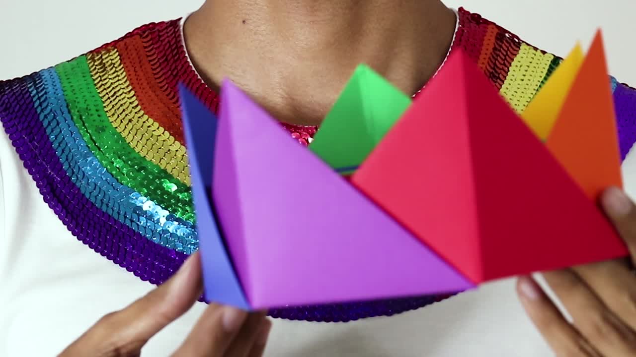 traje de modelo para el día del orgullo gay