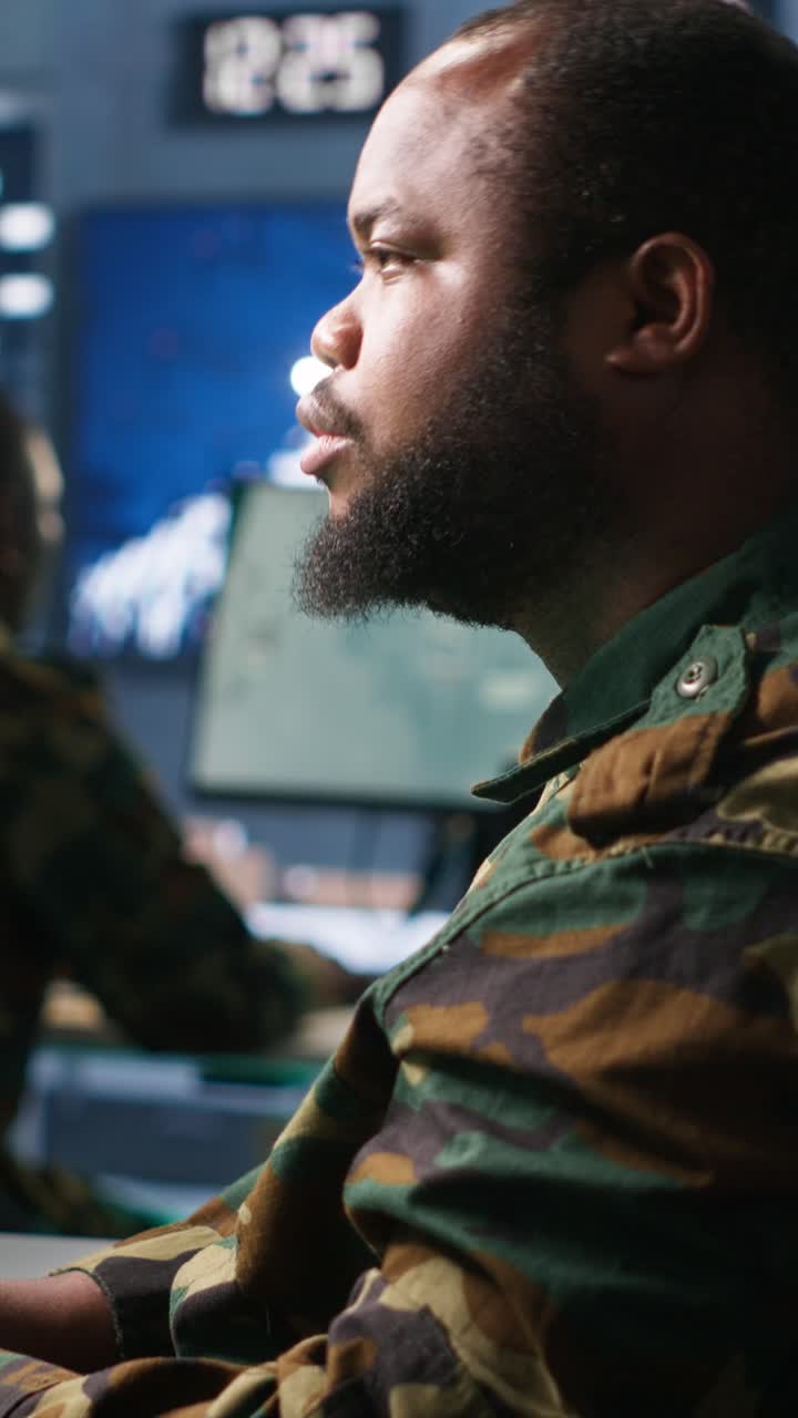 Video verticale: Agente dell'intelligence nella base operativa completa una missione durante la Terza Guerra Mondiale