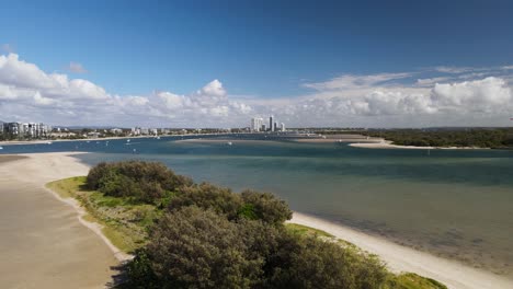 una isla de arena de la costa dorada, lugar de descanso para aves migratorias y una importante atracción turística