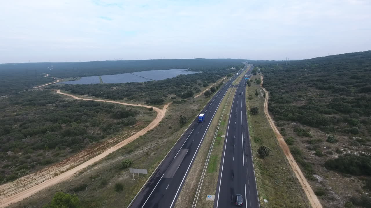 drone disparado sobre una autopista y un parque solar en francia