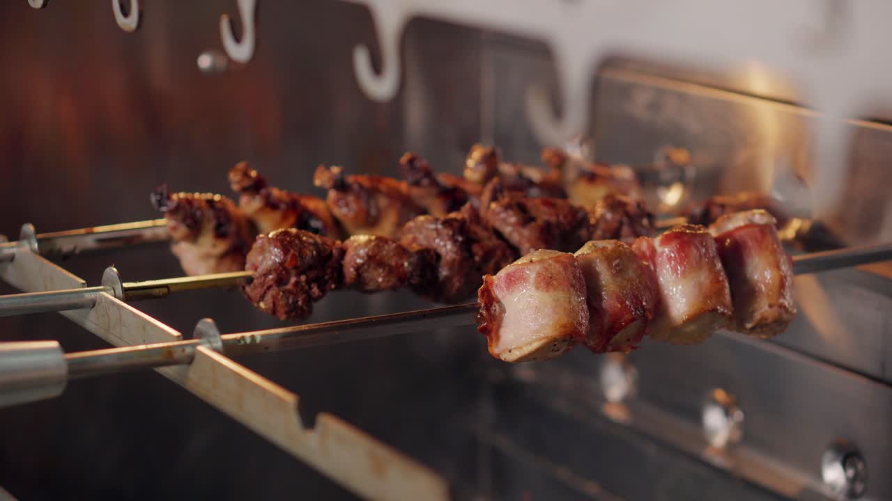 로티세리 에 있는 그릴 된 고기 스피어