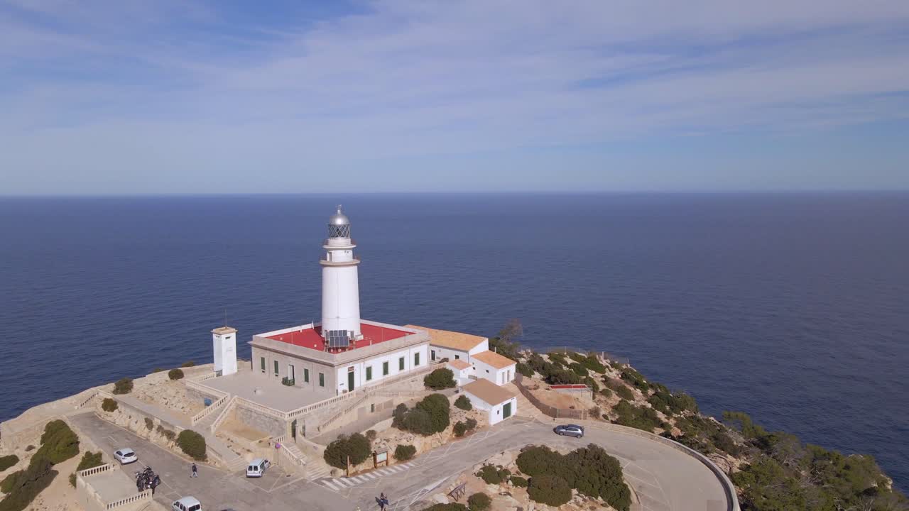 지중해를 내려다보는 상징적인 등대와 함께 마요르카의  포르멘토르 (cap formentor) 를 발견하십시오. 근처의 자연 풍경을 탐험하고 파노라마 전망을 즐기십시오.