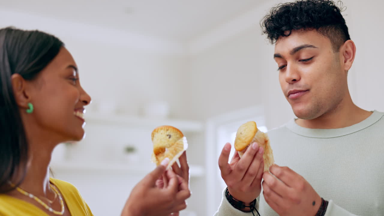 Cottura, muffin e coppia felice con brindisi