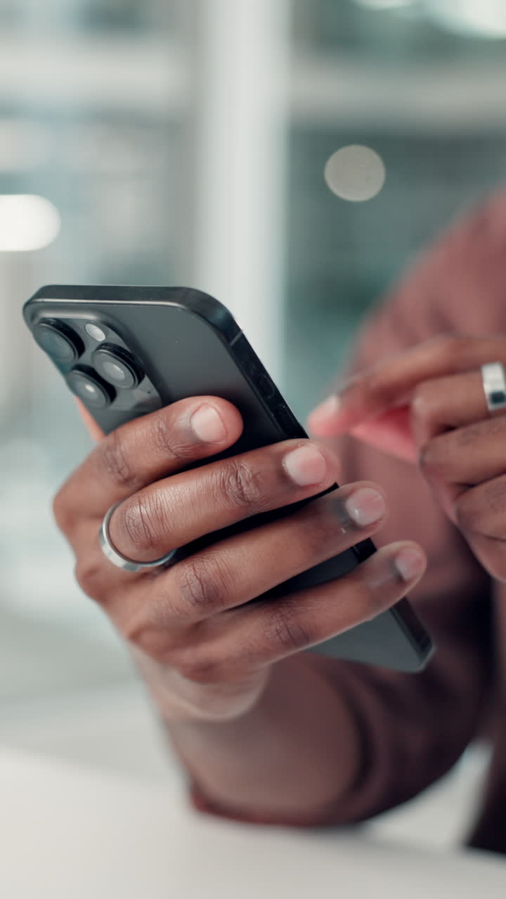 Primo piano di mani che usano uno smartphone