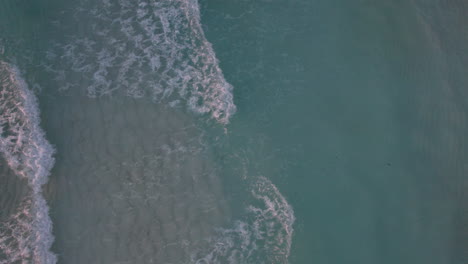 Luftaufnahme-Von-Oben-Nach-Unten-Rollender-Wellen-In-Einem-Kristallklaren-Ozean-In-Cancun,-Mexiko