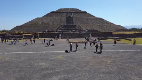 Tilt-up-shot-of-an-ancient-site-with-architecturally-significant-Mesoamerican-pyramids,-Teotihuacan-in-Mexico-on-a-bright-sunny-day