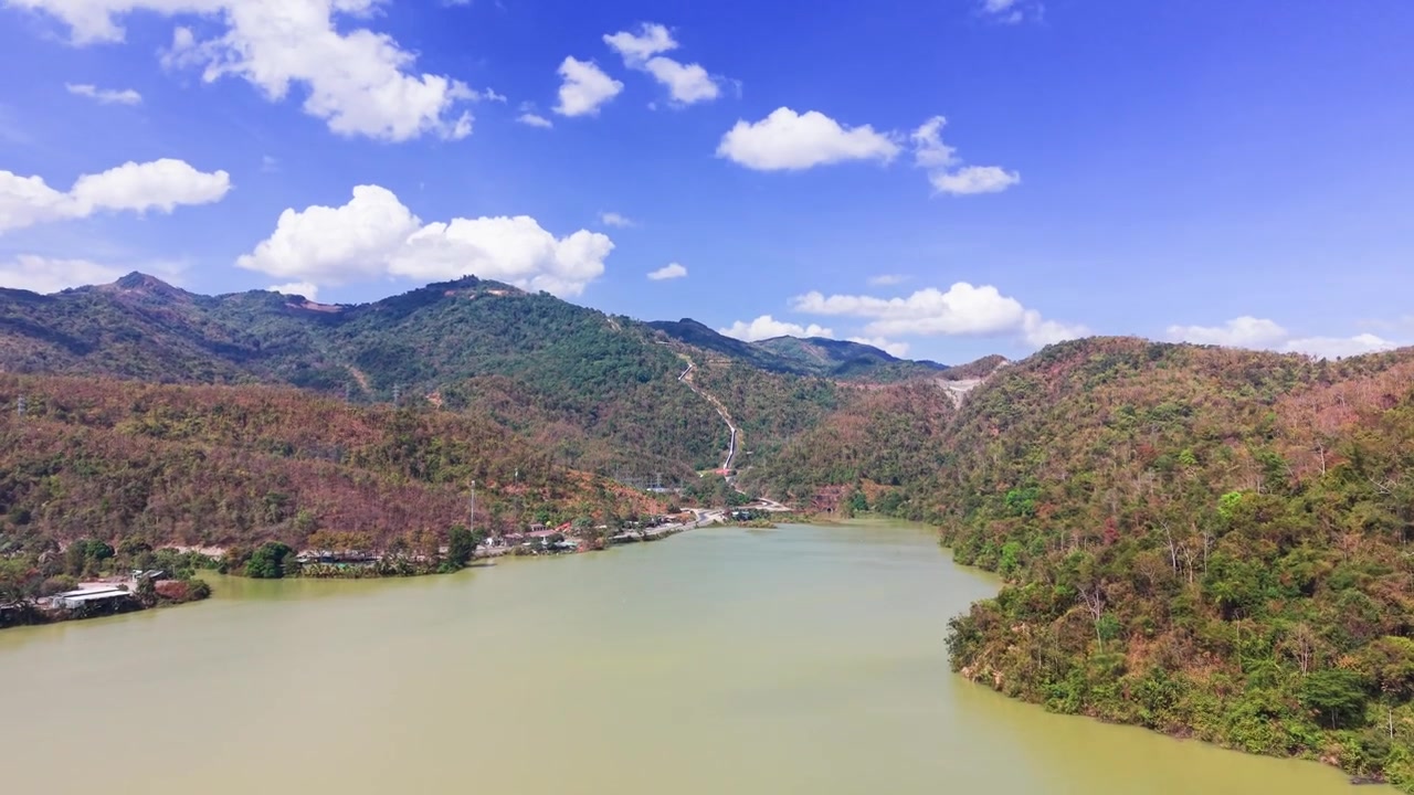 Quang cảnh mặt nước từ Đèo Đại Ninh dọc theo Quốc lộ 28B nối liền hai tỉnh Bình Thuận và Lâm Đồng.