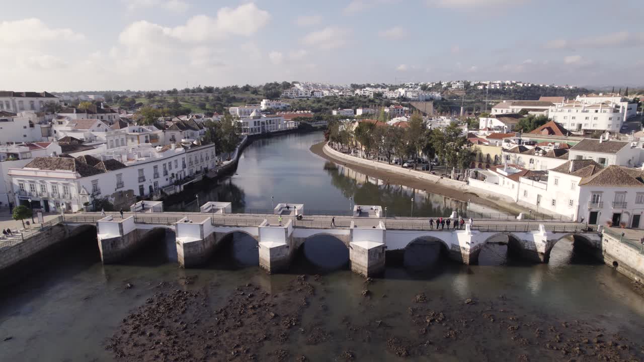 Vista aérea del Puente Viejo sobre el río Gilão, puente de arcos en Tavira