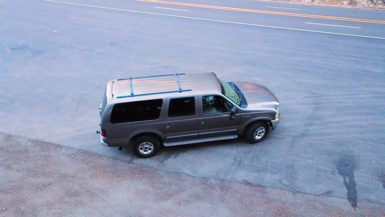 견인 능력이 매우 큰 대형 디젤 차량