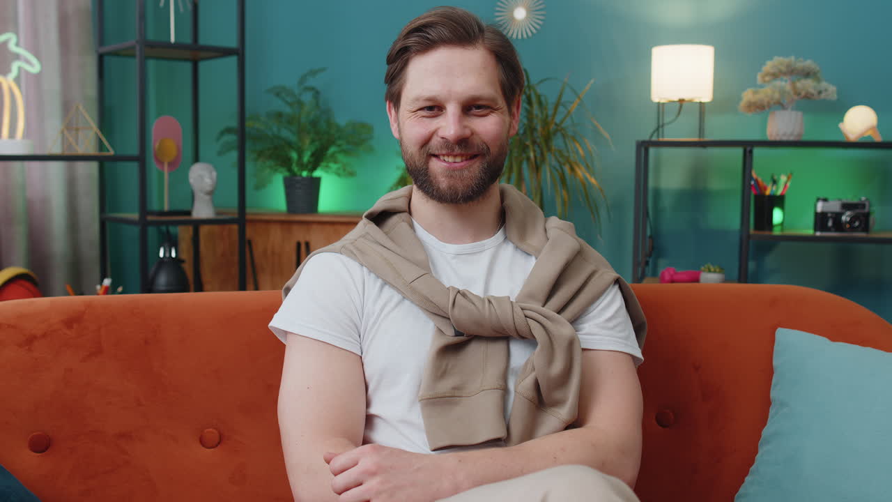 feliz hombre tranquilo sonriente amistoso expresión de alegría sentirse satisfecho concepto buenas noticias celebrar la victoria