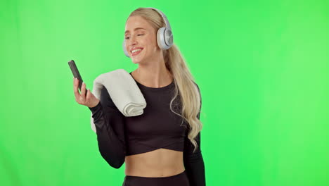 mujer, fitness y teléfono con música en verde