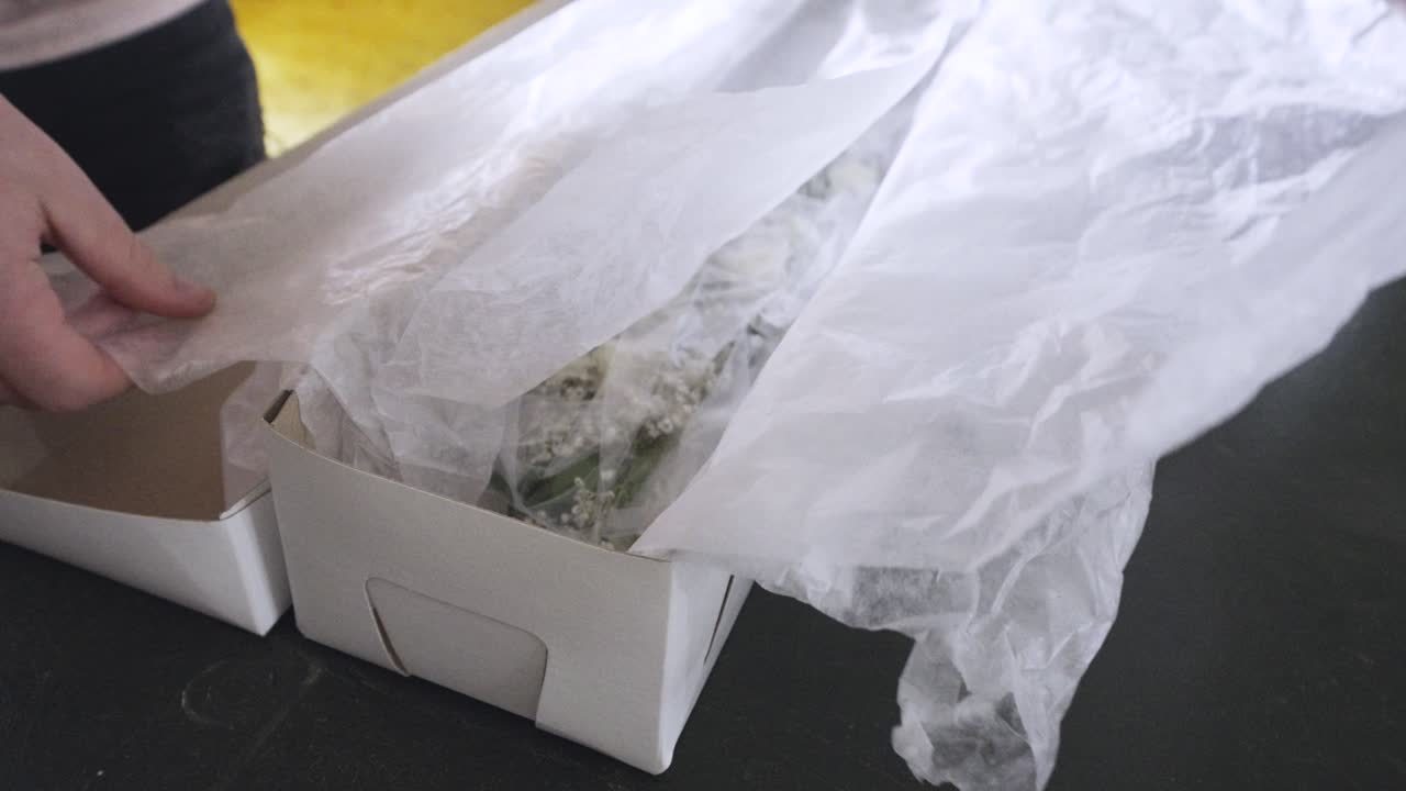 moviendo el tejido a un lado para ver las flores