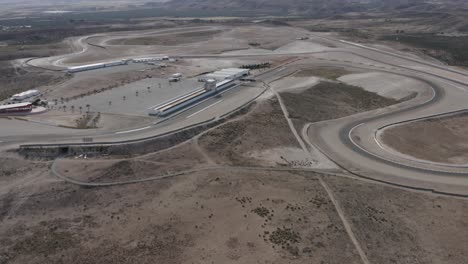 pista de carreras de almería desde un ángulo alto en un día nublado