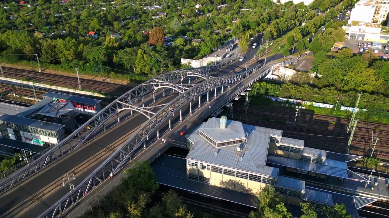 Menampilkan jembatan ikonik yang menghubungkan Berlin Timur dan Barat, kini menjadi simbol penyatuan kembali Jerman. Pemandangan udara menakjubkan dari penerbangan drone.