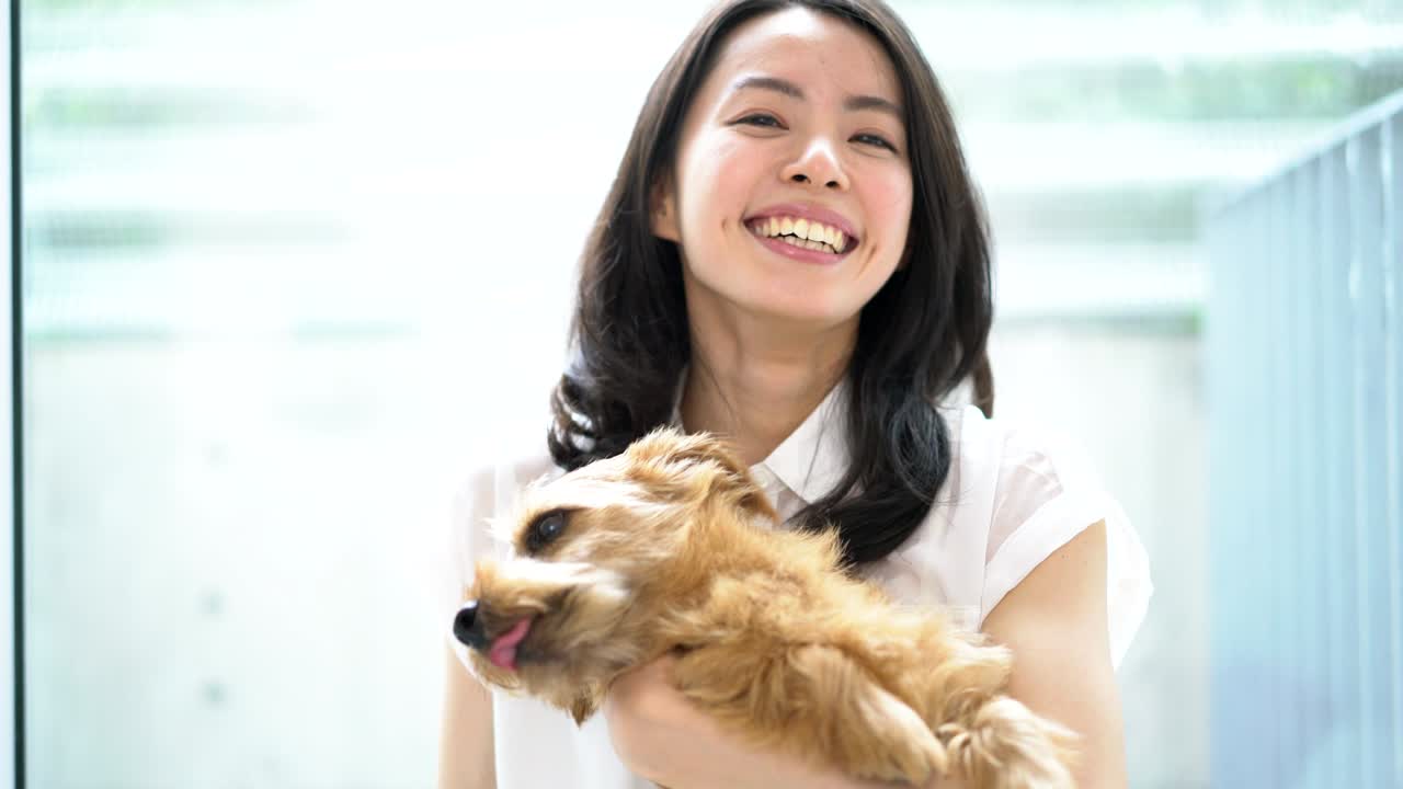 젊은 여자와 개