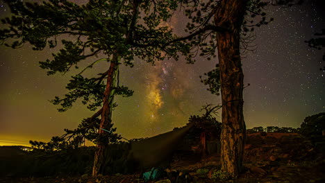 Las-Estrellas-De-La-Vía-Láctea-Se-Mueven-Sobre-Las-Colinas-De-Las-Montañas---De-Noche-A-Mañana---Hamaca-Acampando-Bajo-El-Cielo-Estrellado