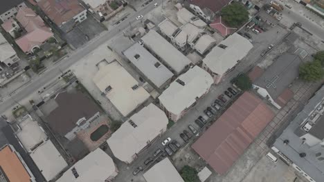 una cautivadora revelación de la inclinación capturando el día nublado en lagos, nigeria