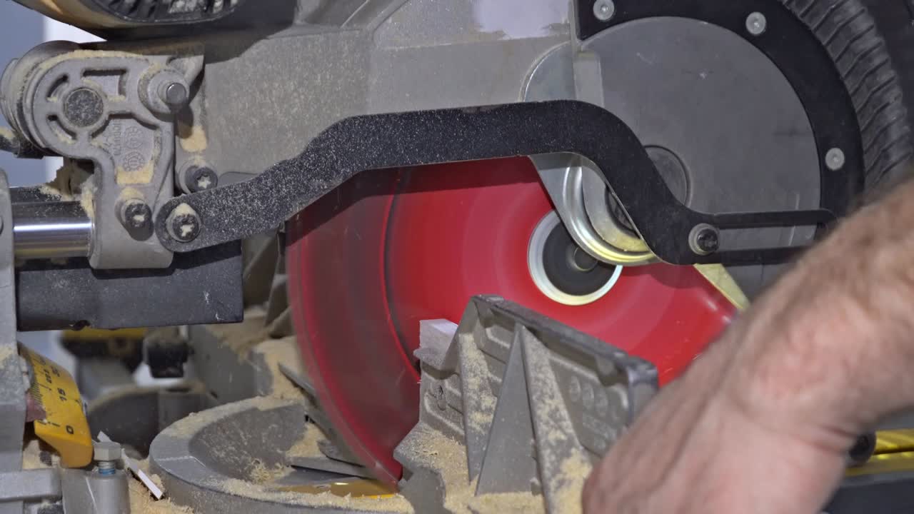 나무 테이블 위의 목수 도구와 sawdust. 목수 작업장 상단 뷰