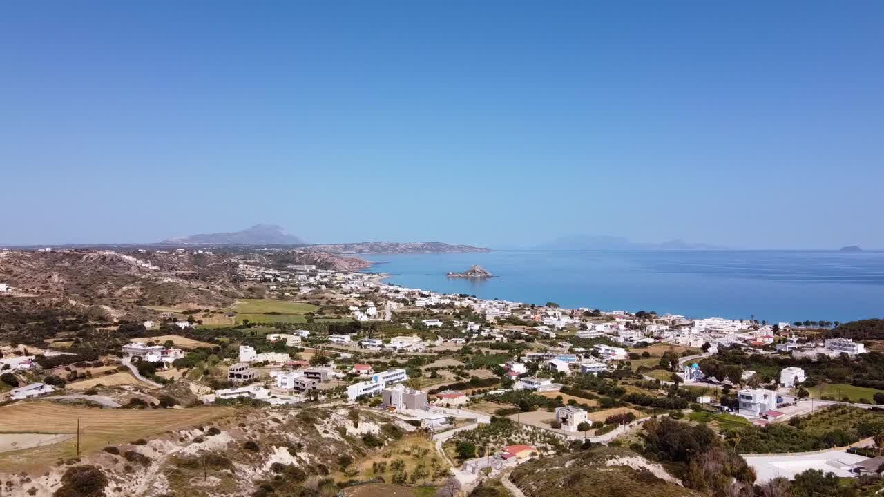 화창한 날 바다로 도시에 접근하는 영화 같은 드론 샷