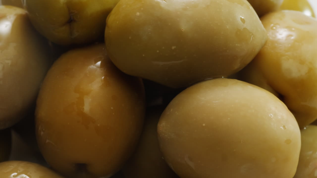 고품질의 4k 영상으로 그리스에서 배경으로 인 둥근 녹색 올리브.