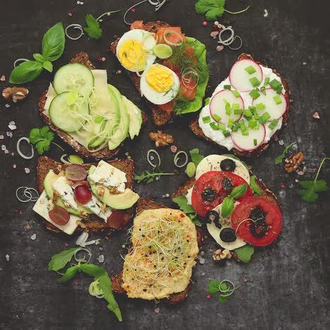 Gesunde-Vegane-Sandwiches-Aus-Hausgemachtem-Buchweizenbrot-Mit-Verschiedenen-Belägen