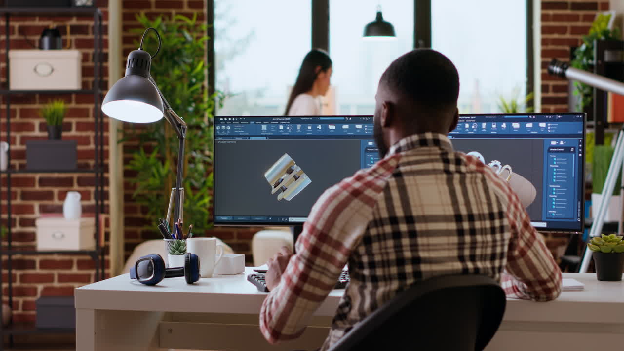 ingeniero diseña una turbina en una oficina industrial utilizando software cad