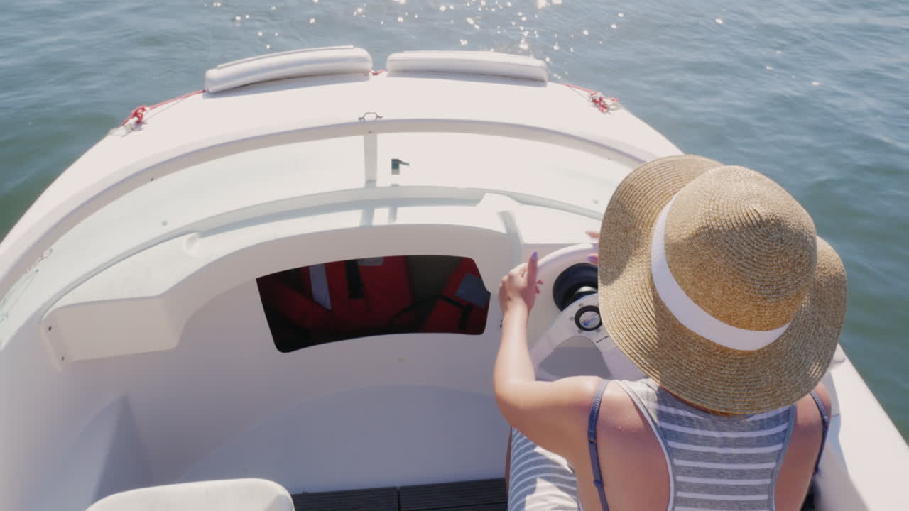 эмпуриабрава испания женщина туристка плавает за рулем моторной лодки через канал отдых в европе море