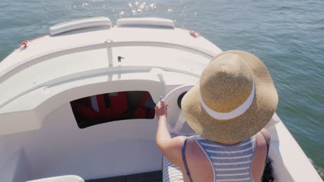 empuriabrava españa mujer turista nada conduciendo lanchas a motor a través del canal vacaciones en europa mar