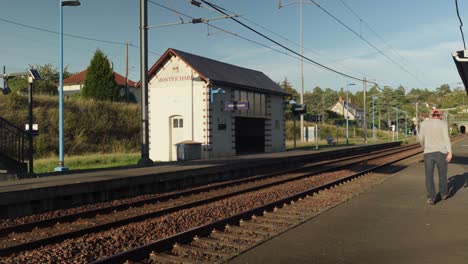 pasajero solitario caminando en una plataforma ferroviaria