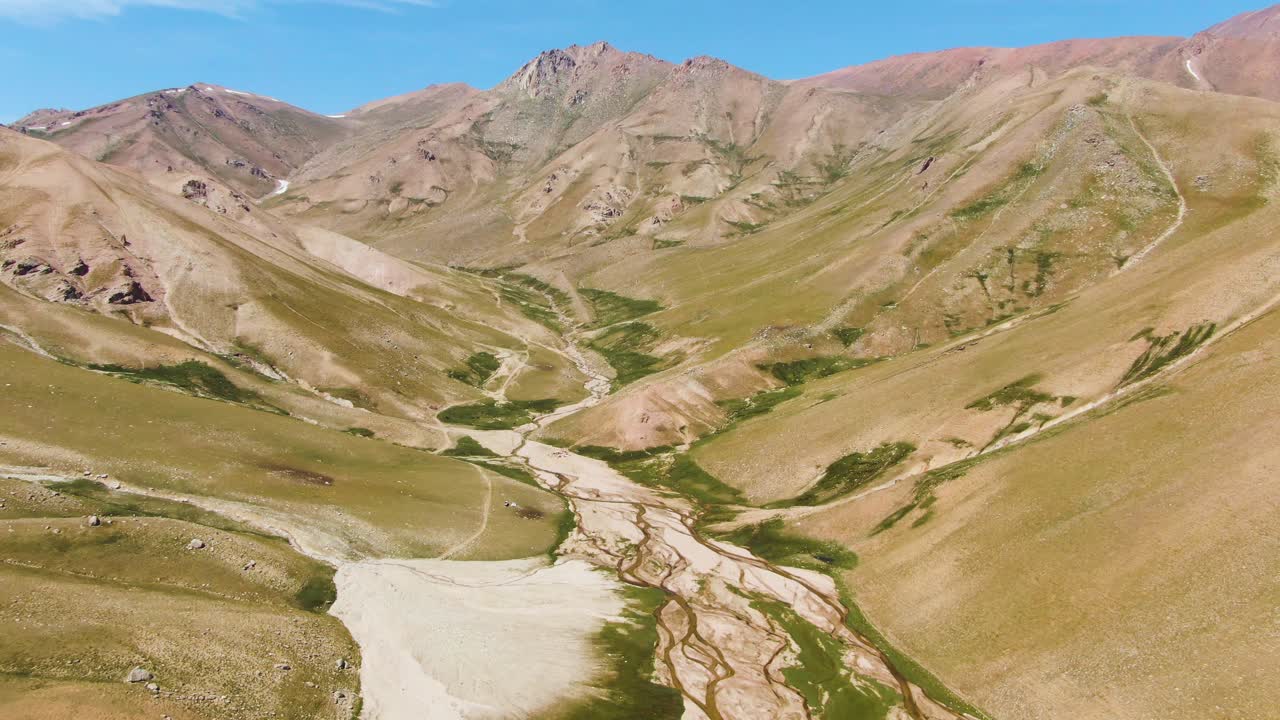 Wandergebiet mit Arashan-See und malerischem Bergblick im Sommer in Usbekistan